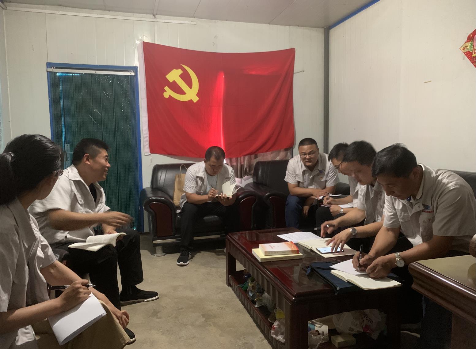 鲜艳党旗在工地飘扬—地质…